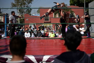 En Tepito, un barrio de Ciudad de México, se ha celebrado un campeonato de lucha al aire libre que busca promover el deporte entre los jóvenes para alejarlos de la criminalidad.