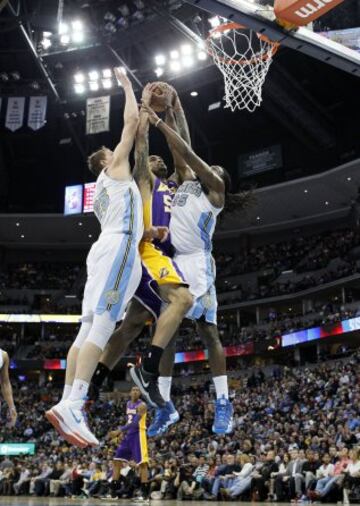 Robert Sacre intenta hacerse hueco entre el gigante ruso Timofey Mozgov y Kenneth Faried.