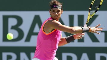 Rafa Nadal devuelve una bola a Karen Khachanov durante los cuartos de final del BNP Paribas Open en el Indian Wells Tennis Garden de Indian Wells, California.