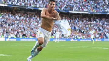 James Rodríguez se quita la camiseta tras haber marcado el cuarto tanto del Madrid al Granada.