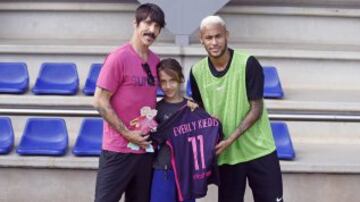 El cantante de Red Hot Chilli Peppers, acompañó a su hija a tomarse una fotografía con Neymar, mostrando su gusto por el Barcelona