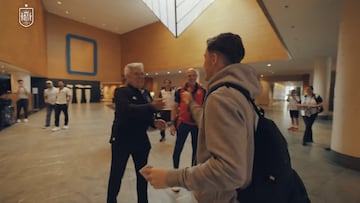 ¿Sería Gavi titular en la final? Vean este vídeo de su llegada a Berlín antes de responder