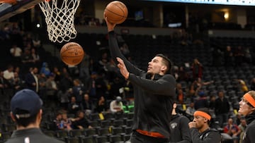 Willy Hernangomez, p&iacute;vot de los New York Knicks, calienta antes del partido ante los Denver Nuggets.