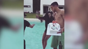 ¡Al agua patos! Tiran a la piscina a la novia de Theo