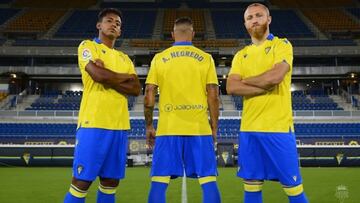 &lsquo;Choco&rsquo; Lozano, &lsquo;Vato&rsquo; Haroyan y &Aacute;lvaro Negredo presentan la nueva equipaci&oacute;n del C&aacute;diz CF para la temporada 2021/2022.