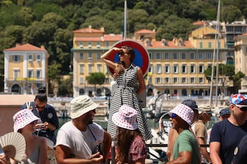 Los espectadores esperan el inicio de la vigésima etapa en Niza.