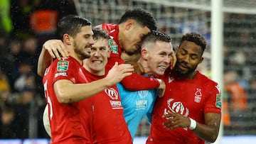 Los jugadores del Nottingham Forest celebran el penalti detenido por Dean Henderson.