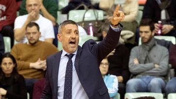 GRAF3142. MURCIA, 22/01/2019.- El entrenador de UCAM Murcia Javier Juárez, da instrucciones a sus jugadores durante el partido de la duodécima jornada de la liga de campeones de baloncesto que están disputando contra el equipo polaco Anwil, esta noche en el Palacio de los Deportes de Murcia. EFE/ Marcial Guillén