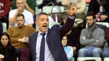 GRAF3142. MURCIA, 22/01/2019.- El entrenador de UCAM Murcia Javier Ju&aacute;rez, da instrucciones a sus jugadores durante el partido de la duod&eacute;cima jornada de la liga de campeones de baloncesto que est&aacute;n disputando contra el equipo polaco Anwil, esta noche en el Palacio de los Deportes de Murcia. EFE/ Marcial Guill&eacute;n