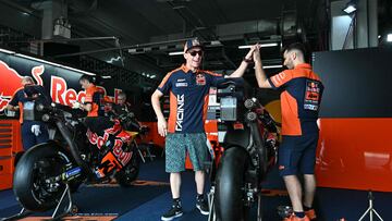 Acosta saluda en el box KTM a uno de sus mec¨¢nicos.