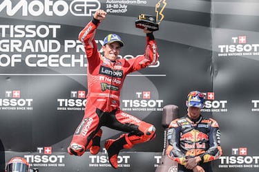 Marc Márquez celebra en el podio con el trofeo que le acredita como vencedor de la carrera del GP de la República Checa.