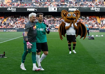 Santiago Cañizares con Iker Casillas. Al fondo, Amunt, la mascota del Valencia.