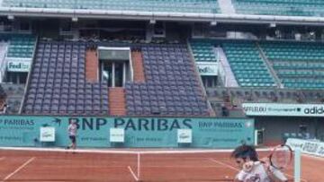 Federer afirma que ganar partidos sobre tierra batida es más fácil