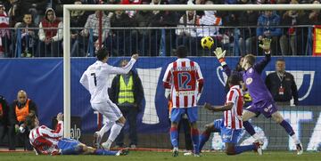 20 de enero de 2011. Partido de vuelta de los cuartos de final de la Copa del Rey entre el Atl¨¦tico de Madrid y el Real Madrid en el Vicente Calder¨®n (0-1). Cristiano Ronaldo marc¨® el 0-1.