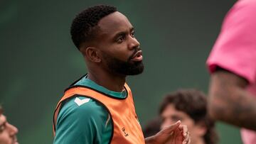 Bakambú, con el Betis en Almancil.