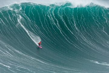 La brasileña nacida en Río de Janeiro, Maya Gabeira, defendió con éxito su título en Nazaré.