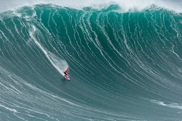 La brasileña nacida en Río de Janeiro, Maya Gabeira, defendió con éxito su título en Nazaré.