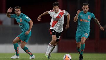 JJPANA5869. BUENOS AIRES (ARGENTINA), 20/10/2020.- El jugador Ignacio Fern&aacute;ndez (c) de River Plate disputa un bal&oacute;n con Lucas Villarruel (c) y Lucas Piovi de LDU de Quito hoy, en un partido de la Copa Libertadores entre River Plate y Liga Deportiva Universitaria de Quito en el estadio Libertadores de Am&eacute;rica en Buenos Aires (Argentina). EFE/Juan Mabromata POOL