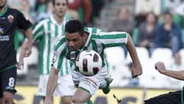 <b>INCAPAZ. </b>Rubén Castro intenta rematar un balón ante varios defensas rivales, pero no lo consigue. La viva imagen de la incapacidad que vive el Betis.