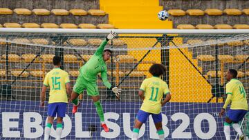 AMDEP1073. BOGOTÁ (COLOMBIA), 03/02/2023.- Mycael Pontes (c) arquero de Brasil rechaza un balón hoy, en un partido de la fase final del Campeonato Sudamericano Sub'20 entre las selecciones de Brasil y Venezuela en el estadio de Techo en Bogotá (Colombia). EFE/ Carlos Ortega
