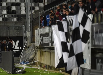 La grada se partió tras el gol de Touré con la celebración de los seguidores del Lille. Hay más de 20 heridos de distinta consideración. El partido fue suspendido.