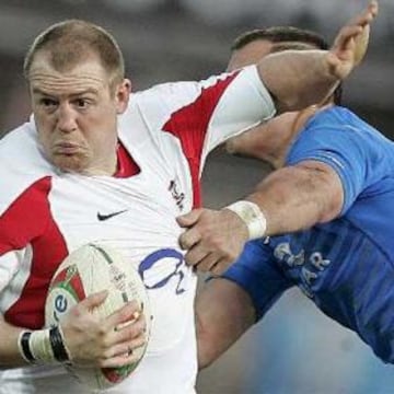 El inglés Mike Tindal se marcha de su defensor, el italiano Sergio Parisse.