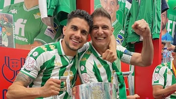 Joaquín y Bartra tras ganar la Copa del Rey en 2022.