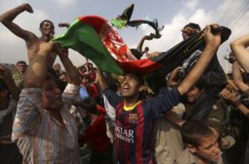 Los afganos celebran en Kabul junto a los jugadores de la selección la Copa de la Federación Sudasiática de Fútbol tras ganar a la India.