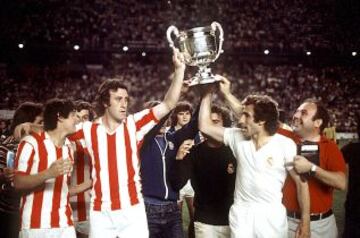 FINAL DE 1975 ATLÉTICO DE MADRID - REAL MADRID La victoria fue para el Real Madrid en el Estadio Vicente calderón por medio de penaltis después de un empate a cero. Del bosque y Uría sujetan la Copa.