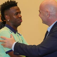 Infantino se une en Barcelona a la lucha de Brasil contra el racismo