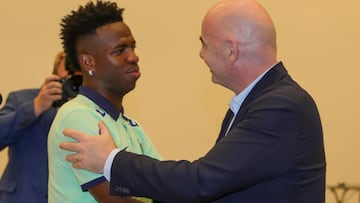 Gianni Infantino, presidente de la FIFA, y Vinicius.