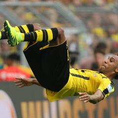 Aubameyang guía al Dortmund y sigue el ritmo del Bayern