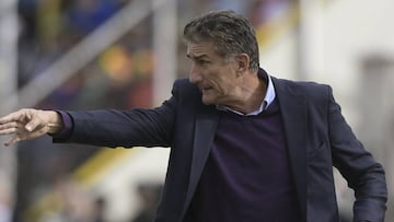Bauza gesticula durante el partido ante Bolivia.