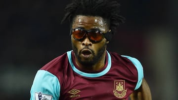 El futbolista del Barcelona, Alex Song, jugando con el West Ham United.