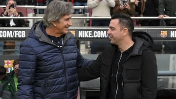 Xavi saluda a Pellegrini.