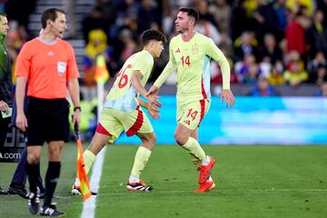 Pau Cubarsí debuta con España en el partido amistoso contra Colombia. En la imagen, el jugador del Barcelona sustituye a Aymeric Laporte.