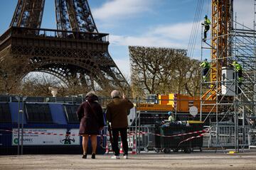 Los Juegos Olímpicos de 2024 están a la vuelta de la esquina. Se llevarán a cabo entre el 26 de julio y el 11 de agosto de 2024 en la ciudad de París. Por ello, el monumento más famoso de la capital francesa se prepara para la ocasión: la Torre Eiffel se pintará de un brillante color dorado-marrón para atraer todas las miradas de los visitantes.