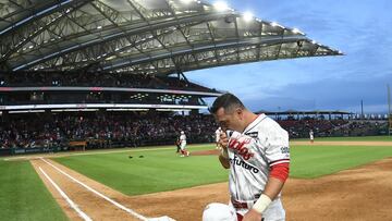 Iván Terrazas sale del diamante durante su despedida en el Estadio Alfredo Harp Helú (Foto: Diablos Rojos del México)