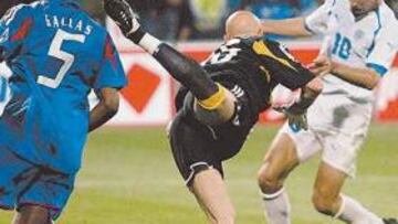 <b>A POR UVAS. </b>Barthez salió a por uvas y Badir, atento, aprovechó el regalo del portero de Francia.