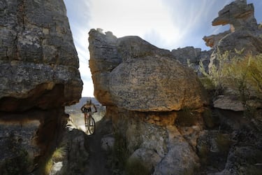 Sin lugar a dudas, hablamos de la prueba más exigente y prestigiosa del MTB a nivel mundial. Apodada por muchos como el ‘Tour de Francia del MTB’, no existe otra carrera más importante, la que todo biker ansía ganar, aunque terminarla ya es todo un desafío. Como la gran mayoría de pruebas que componen esta lista, también se disputa por parejas, que como se dice en el mundillo, ‘divide las penas y duplica las alegrías’. Sólo los corredores más experimentados y talentosos han conquistado el título en el exigente territorio sudafricano, como la leyenda viva del MTB, Nino Schurter. En 2020 no se celebró a causa de la pandemia y en 2021 se aplazó a octubre.