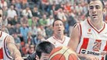 <b>FALTA. </b>Gurovic empuja a Felipe Reyes, pero los árbitros no pitaron.