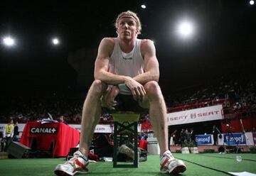 El pelirrojo Steven Hooker se proclam¨® campe¨®n ol¨ªmpico en los Juegos de Pek¨ªn 2008 y es el cuarto hombre que ha conseguido saltar m¨¢s alto por detr¨¢s de Duplantis, Bubka y Lavillenie. Su mejor marca fueron los 6,06 que logr¨® en el 7 de febrero del 2009 en Boston. El australiano fue un gran animador de los concursos. La gen¨¦tica fue su aliada: su madre, Erica Hooker, particip¨® en los Juegos de M¨²nich 1972 en longitud.