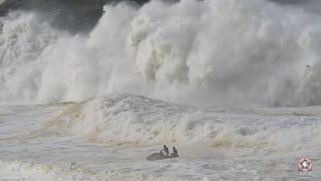 Olas gigantes rompiendo en Nazaré durante la borrasca Ingrid, enero del 2026