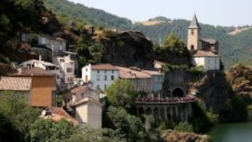 PELOTÓN Y PAISAJES. Los ciclistas, camino de Rodez, pasan por la localidad de Ambialet, junto al curso del río Tarn.