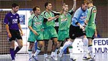 <b>VUELVEN A LA FINAL.</B> El Interviú apalizó al campeón de Europa.