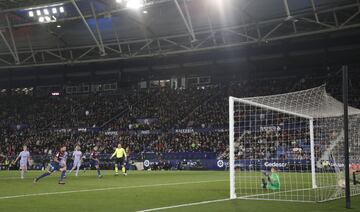 Morales anot¨® el 1-0 de penalti.