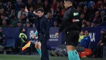 VALENCIA, 18/02/2026.- El técnico del Villarreal, Marcelino, durante el encuentro correspondiente a la jornada 16 de Laliga EA Sports que Levante y Villarreal disputan este miércoles en el estadio Ciutat de Valencia. EFE / Manuel Bruque.