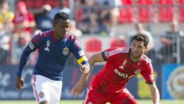 Un jugador del Chivas USA, de azul, durante un partido de la MLS.