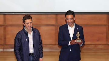 Santiago Buitrago recibe el premio a 'Mejor Deportista Profesional' en los Premios Acord Bogotá.