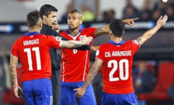 Los reclamos de la Roja al árbitro Sandro Ricci.